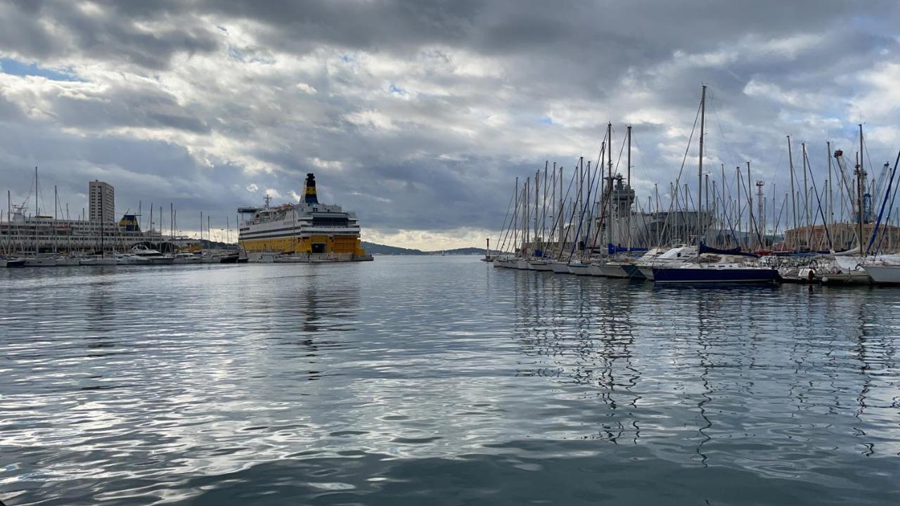 Vue sur Rade: Élégant Appartement Climatisé au Cœur de Toulon Historique Exterior photo