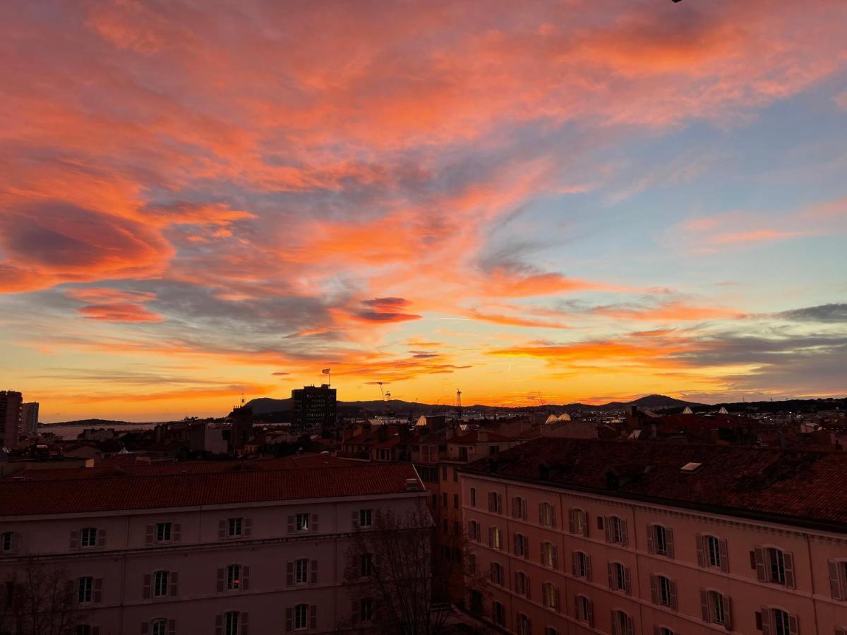 Vue sur Rade: Élégant Appartement Climatisé au Cœur de Toulon Historique Exterior photo